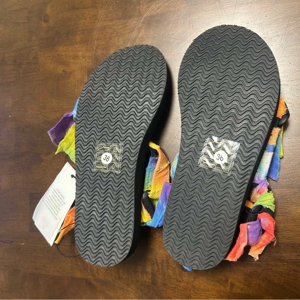 NWT Arizona Love Trekky Bandana Sandal in Rainbow Tie Dye Size 6US/36EU - Picture 4 of 10